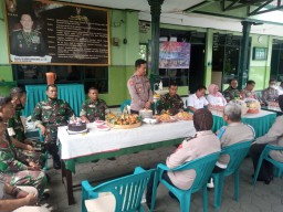 Forkopimka Kecamatan Krian berikan ucapan selamat HUT TNI ke 77 di Koramil 0816/09 Krian.