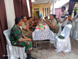 ANGGOTA RAMIL 0816/13 WONOAYU MENGHADIRI RESEPSI PERNIKAHAN SEBAGAI SARANA KOMSOS
