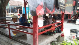 Babinsa Ramil 0816/13 Bersama Bhabinkamtibmas Melaksanakan Komsos di Warkop
