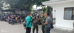 PERSONIL KORAMIL 0816/16 WARU MELAKSANAKAN PENGAMANAN AKSI UNJUK RASA LANJUTAN KARYAWAN PT. SERASI LOGISTICS INDONESIA DI DESA BERBEK KEC WARU