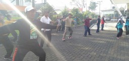 KORAMIL 0816/16 WARU BERSAMA FORKOPIMKA WARU MELAKSAKAN SENAM SKJ 88.DIHALAMAN PUSKESMAS WARIU DESA TROPODO KAB. SIDOARJO.