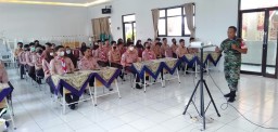 KORAMIL 0816/16 WARU SOSIALISASIKAN/MENGKAMPANYEKAN REKRUMEN TNI AD KE SEKOLAH SMA 1 NEGERI WARU.