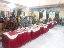 Babinsa Koramil 0816/12 Prambon Serma Sunoko hadiri pagelaran Wayang Kulit dalam rangka acara Sedekah Desa