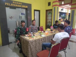 Danramil 0816/ 05 Kapten Inf Moh. Said Bersama Babinsa Pelda Arif. S hadiri pagelaran wayang kulit tradisi ruwat desa -