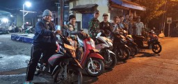 Babinsa Koramil 0816/02 Candi komsos bersama warga