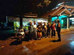 Babinsa Koramil 0816/07 Krembung Serka Mashudi melaksanakan kegiatan komsos dan patroli wilayah Desa Mojoruntut