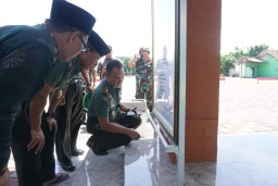 Dandim 0816/Sidoarjo dampingi Danrem 084/BJ meninjau makam auliya sesepuh ulama sono