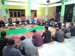 Babinsa Magersari Koramil 0816/01 beserta tiga pilar selesaikan perselisihan warganya.