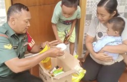 Babinsa Koramil 0816/01 Kelurahan Urangagung Sidoarjo Bantu Sembako Kepada Warga Binaannya.