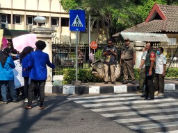 Babinsa Koramil 0816/01 pengamanan unras PMII