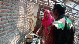 Babinsa Koramil 0816/12 Prambon berikan bantuan sembako pada warga kurang mampu
