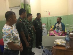 Bentuk Kepedulian Pimpinan, Danramil 0816/15 Sukodono Besuk Anggota Yang Sakit