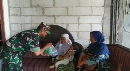 Tekan stunting, Babinsa Koramil 0816/15 Sukodono berikan PMT untuk Balita