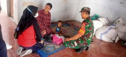 Bentuk Kepedulian Babinsa Koramil 0816/11 Tarik Salurkan Bantuan Gizi Kepada Anak Stunting