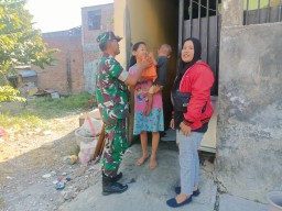 Dukung Program Treatment of Stunting Babinsa Koramil 14 Taman Berikan Bantuan Makanan Sehat dan Vitamin