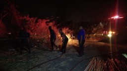 Babinsa 0816/01 Sidoarjo cepat tanggap hadapi kebakaran lahan di Desa Banjar bendo Sidoarjo.