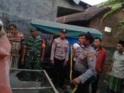 Wujud empati sesama, Babinsa Koramil 05/Tulangan olah TKP dan bantu prosesi pemakaman warganya
