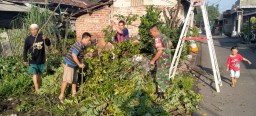 Babinsa Boro Melaksanakan Kegiatan Bersih Bersih Lingkungan