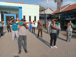 Anggota Koramil 0816/09 Krian dan Forkopimka Kec. Krian Gelar Senam SKJ untuk Jaga Kebugaran dan Pererat Sinergi