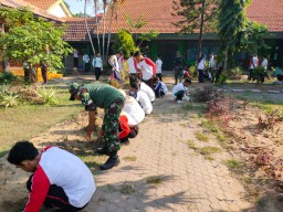 Babinsa Koramil 0816/07 Krembung Bersama Siswa SMAN 1 Krembung Gelar Kerja Bakti untuk Lingkungan Bersih dan Sehat