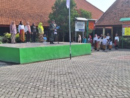 Babinsa Koramil 0816/04 Porong Hadiri Upacara Hari Pahlawan di SDN 1 Pesawahan, Ajak Siswa Teladani Nilai Kepahlawanan