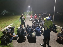 Babinsa dan Bhabinkamtibmas Bubarkan Sekelompok Remaja Konsumsi Miras di Jalan Raya Punggul Gedangan