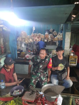 Babinsa Koramil 0816/14 Taman Pastikan Stabilitas Harga Sembako di Pasar Sepanjang