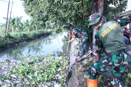 Sinergi Forkopimda dan Masyarakat Sidoarjo dalam Karya Bakti Pembersihan Sungai Cantel Desa Tambaksawah