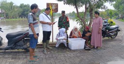 Babinsa Desa Penatarsewu Dampingi Nakes Puskesmas Tanggualangin Lakukan Pemeriksaan Kesehatan Kepada Warga Terdampak Banjir