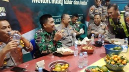 Sinergi Jaga Lebaran, Danramil 0816/09 Krian Sahur Bareng di Pospam