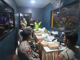 Danramil 0816/17 Gedangan Bersama Personel Gabungan Laksanakan Pengamanan dan Sahur Bersama di Posyan Terminal Purabaya