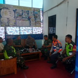 Babinsa Koramil 0826/02 Candi Bersinergi Amankan Arus Balik di Pos Pam Waru