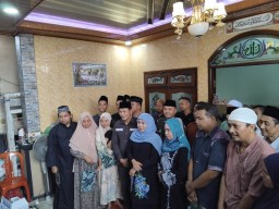 Dandim 0816/Sidoarjo Dampingi Gubernur Jawa Timur Takziah ke Rumah Korban Longsor Pacet Cangar Mojokerto