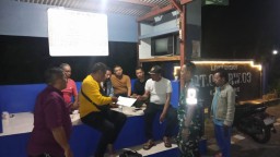 Sambang Poskamling, Babinsa Kel. Gedang Kec. Porong, Ajak Warga Perkuat Kebersamaan Hadapi Gangguan Kamtibmas di Wil. Kel. Gedang Kec. Porong