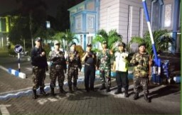 Babinsa Koramil 0816/15 Sukodono Bersinergi dengan Banser Jumputrejo: Komsos dan Patroli Wujudkan Keamanan dan Kebersamaan Warga