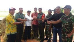 Tim Sergab Kodim 0816 beli gabah kering milik petani