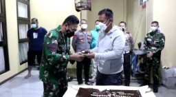 Dandim 0816 Sidoarjo berikan kejutan pada Kapolresta Sidoarjo menyambut HUT Bhayangkara ke 75
