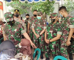 Serbuan Vaksinasi Anak, Danrem 084/BJ Kunjungi MI Al Ihsan Desa Damarsi
