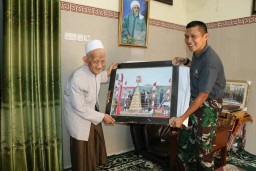 Dandim 0816 Sidoarjo berailaturahmi dengan KH. SHOLEH QHOSIM.
