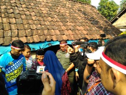 KOMANDAN KORAMIL 0816 / 12 PRAMBON KAPTEN INF SANUSI BERSAMA FORKOPIMKA MENGHADIRI PENYERAHAN BAKSOS BAGI WARGA MASYARAKAT YANG KURANG MAMPU DI WILAYAH