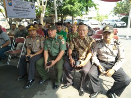 DANRAMIL DAN KAPOLSEK SOSIALISASI CEGAH FAHAM RADIKALISME KEPADA WARGA.