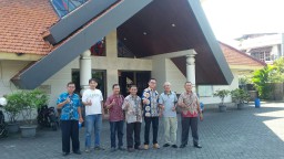 KORAMIL 0816/16 WARU HADIRI RAPAT KOORDINASI PERSIAPAN DOA BERSAMA 171717 DI GEREJA SALIB SUCI TROPODO WARU