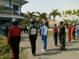 Anggota Koramil 0816/04 melatih dan bina Paskibra SMAN 1 Porong
