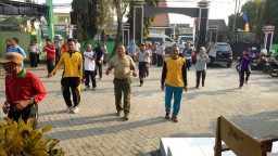 Babinsa Koramil 0816/04 melaksanakan senam bersama Forkopimka Porong