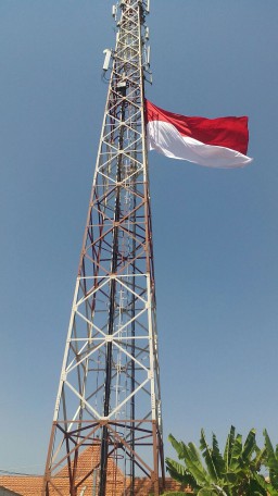 KORAMIL 0816/03 BUDURAN MENGIBARKAN BENDERA MERAH PUTIH BERUKURAN JUMBO