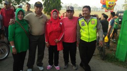 Pelda Poniman ikut memeriahkan dalam kegiatan jalan sehat bersama warga kepadangan