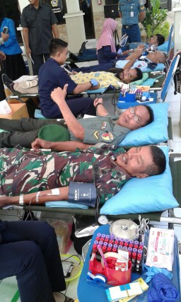 PARTISIPASI BABINSA DALAM HUT RI KE 72 DENGAN DONOR DARAH