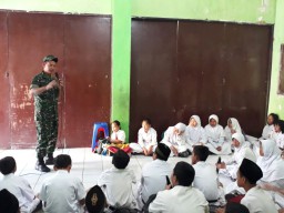 Babinsa Koramil 01/Kota Sidoarjo Melaksanakan Wasbang Di SDN 02 Sidokare
