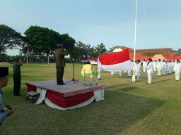 UPACARA PENURUNAN BENDERA MERAH PUTIH PADA HUT PROKLAMASI RI KE 72