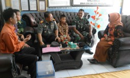Danramil 0816 / 12 Prambon Kapten Inf Sanusi bersama Babinsa desa Bulang kec Prambon Serka Mastur menindak lanjuti kegiatan BAKSOS setelah memberikan Santunan dan mengupayakan Anaknya bisa masuk Sekolah